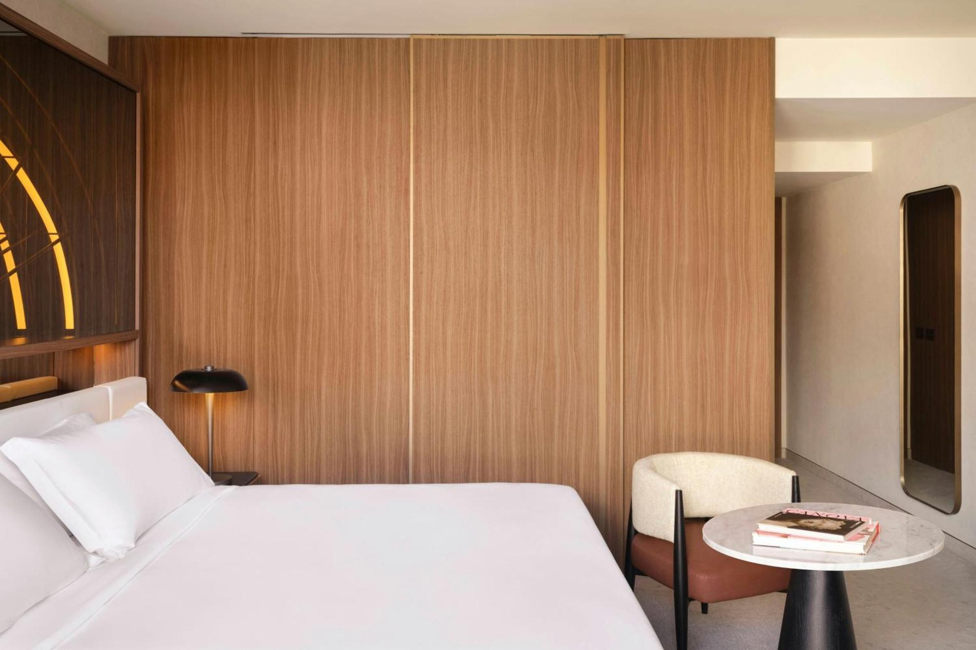 Hotel W *